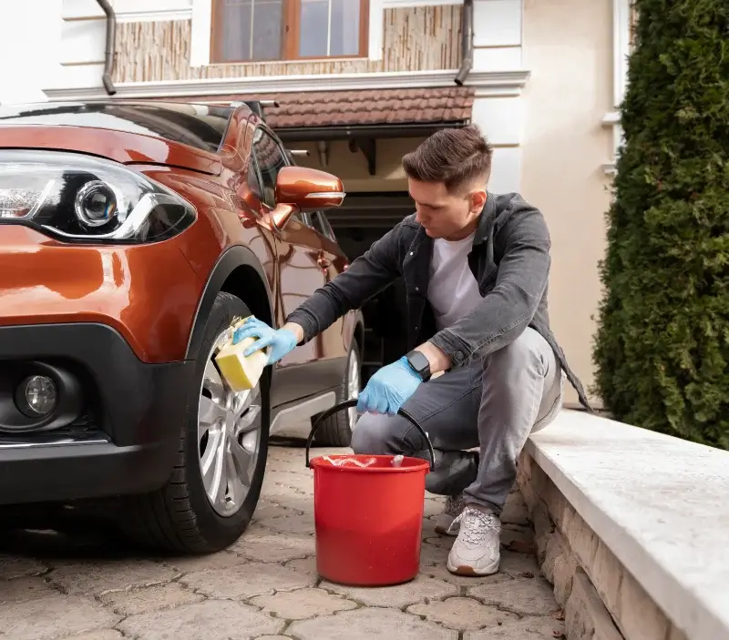 Lavage auto à domicile Le Rouget-Pers : professionnel intervenant sur un véhicule